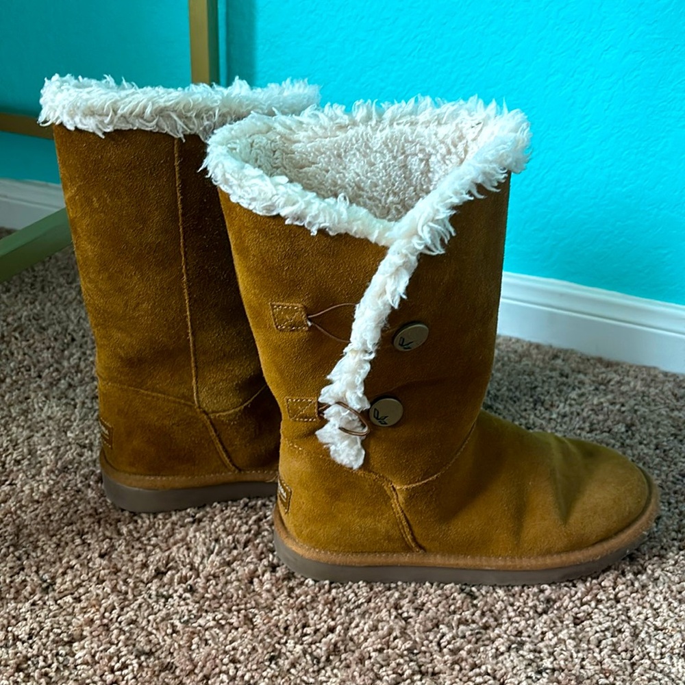 Kids size 4 Koolaburra uggs